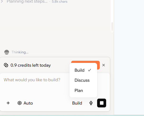 צילום מסך של ממשק עם תפריט נפתח Build/Discuss/Plan, טקסט 0.9 credits left today ו-What would you like to build?